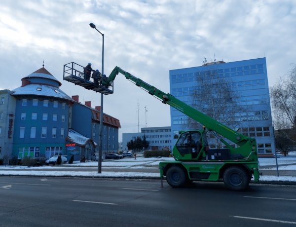 Megbontotta a szél a karácsonyi díszeket két helyszínen is a Vay Ádám körúton