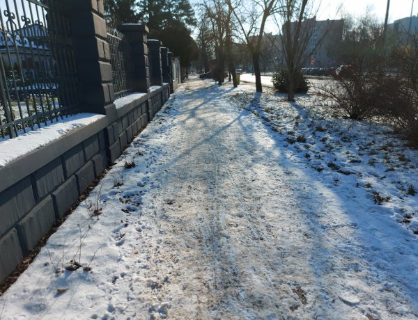 Hóhelyzet: a lakosok a saját ingatlanuk előtt kötelesek letakarítani a járdákat!