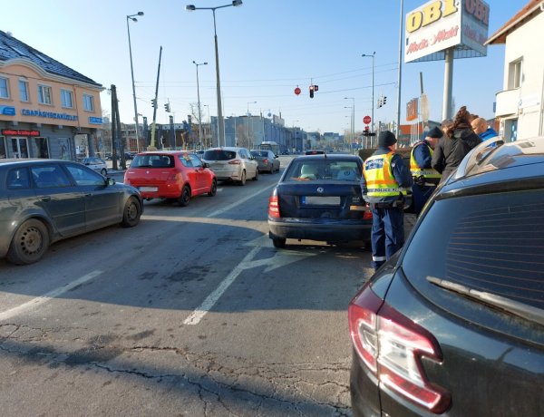Egy külföldi rendszámú autó nekiment egy előtte haladó járműnek, a balesetet rendőri intézkedés követte