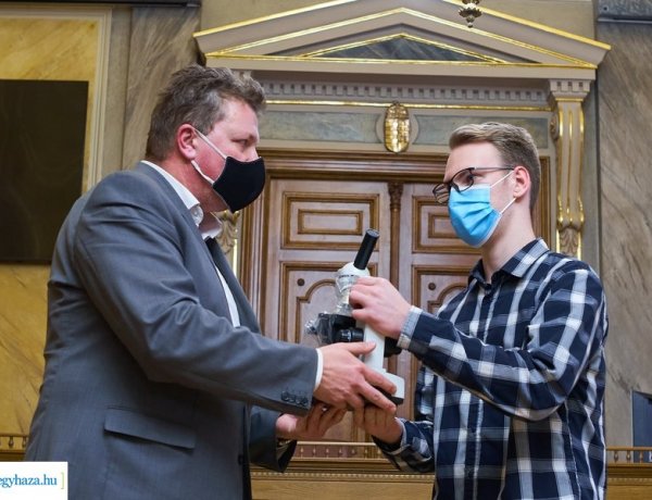 Tehetséges diákokat jutalmaztak – Különböző eszközöket kaptak az önkormányzattól