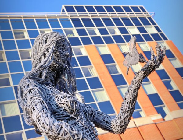 Szobrot emeltek a méhnyakrák elleni küzdelemnek az ELTE-n