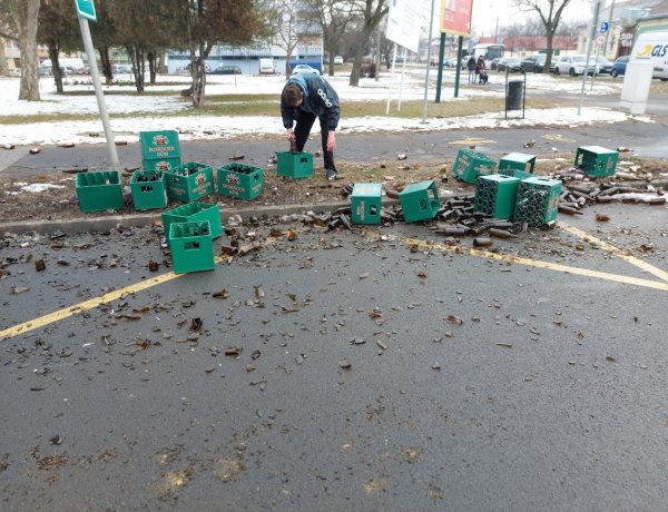 Tizenöt rekesz zuhant az útra a Széna téren egy kanyarodó teherautóról
