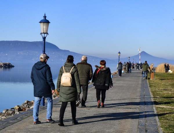 Ismét élénk szél árnyékolja be a napot