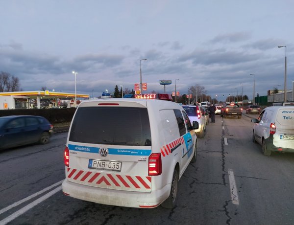 Két személyautó ütközött az Orosi úton