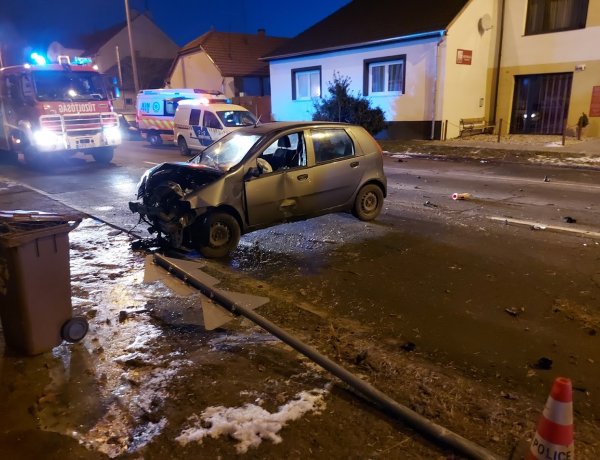 Kisodródott, majd nagy sebességgel egy ház falának csapódott egy jármű a Debreceni úton