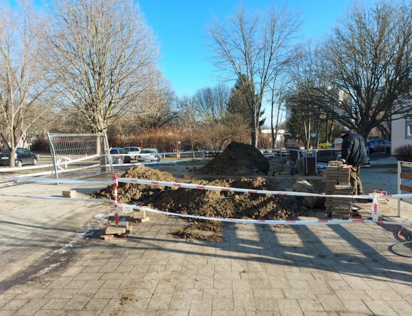 Meghibásodott vezetéket javítanak a Nyírtávhő munkatársai Örökösföldön