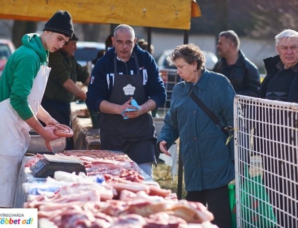IV. Nyírségi Disznótoros Fesztivál és XX. Nemzetközi Böllérverseny a Sóstói Múzeumfaluban – Részletek a Sziesztában!