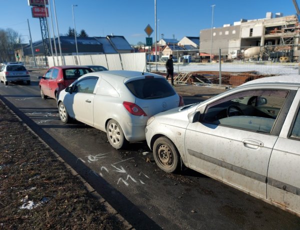 Hármas karambol történt a László utcánál, az anyagi kár jelentős