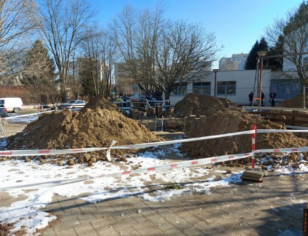 Újabb csőtörésen dolgozik a Nyírtávhő a Fazekas János téren