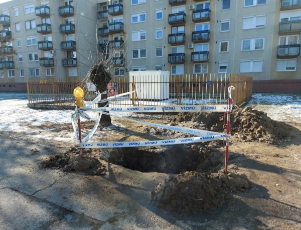 Ivóvízcső-törés történt a Holló utca végén, a Nyírségvíz megkezdte a hiba feltárását és javítását