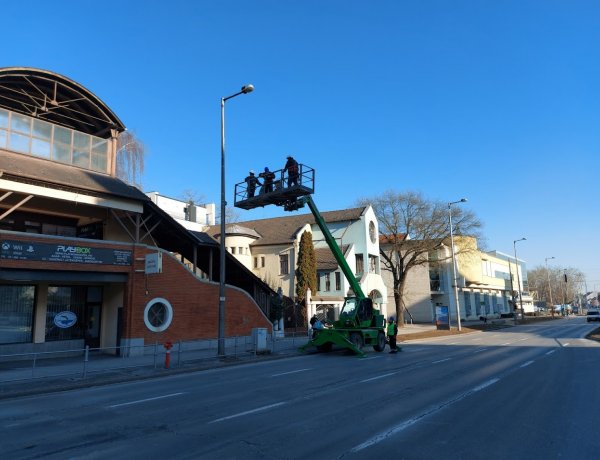 Nyíregyháza karácsonyi díszeit emelőkosárból bontják városszerte