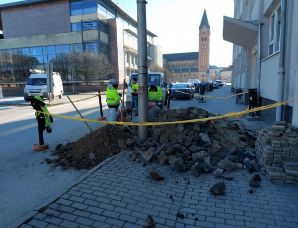 Erősáramú kábel helyreállítását végzik a Szabadság téren