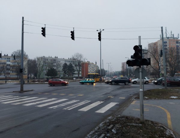 Üzemzavart jeleztek a lámpák szerda reggel a Korányi Frigyes utcai kereszteződésben