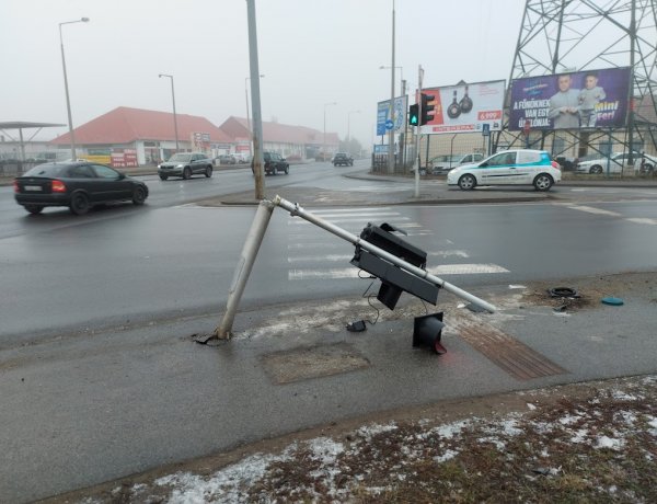 Egy ismeretlen kamion kanyarodás közben letarolta a jelzőlámpaoszlopot a Debreceni és Tünde utcai csomópontnál