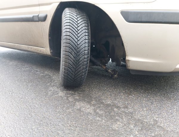 Kitört egy autó féltengelye a Luther és az Eötvös utca kereszteződésénél