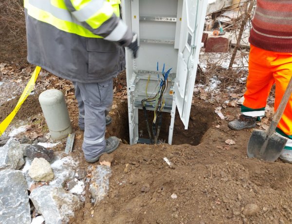 Helyreállította a TITÁSZ azt a kapcsolószekrényt a 4-es Huszárok útján