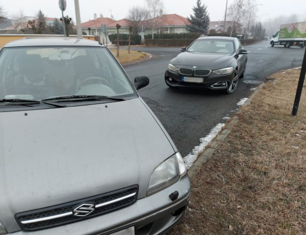 Két autó ütközött össze a 4-es Huszárok útján