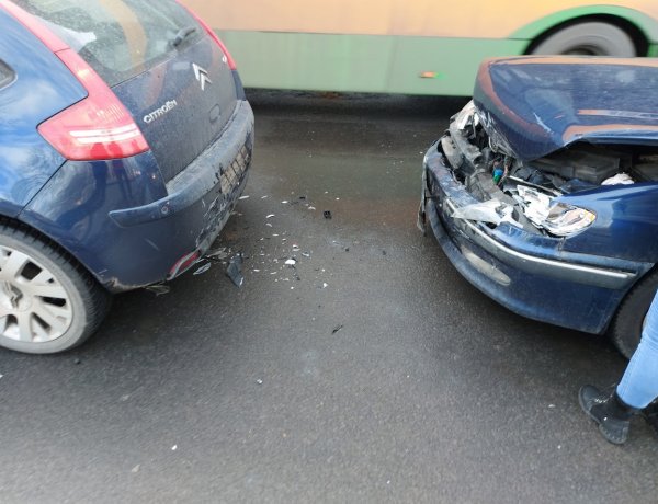 Ráfutásos baleset történt a Szegfű utcán péntek reggel