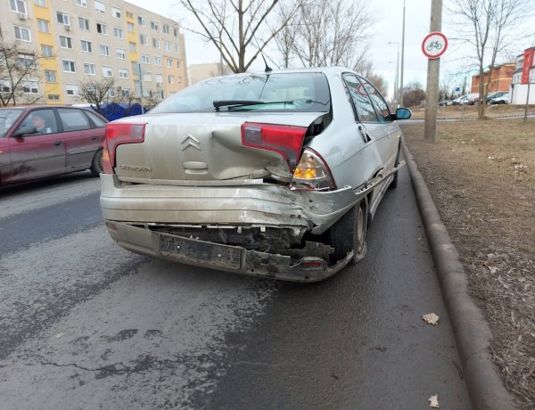 Ráfutásos baleset történt a Törzs utcán, a vétlen jármű totálkárosra tört