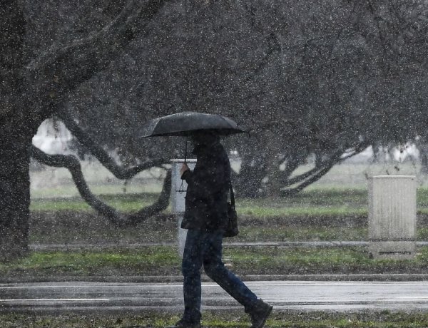 Elkél ma az esernyő, több helyen is leszakad az ég