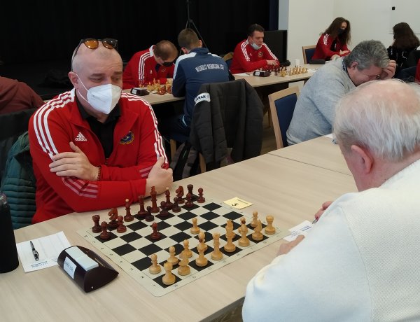 Kiütéses győzelem fehéren-feketén!