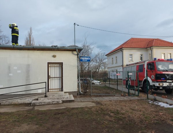 A Huszártelepen a Körzeti Megbízotti Iroda tetőszerkezetét is megbontotta a viharos erejű szél