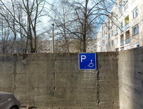 Mozgáskorlátozottak részére alakítottak ki parkolót az ott lakók kérésére az Ungvár sétányon