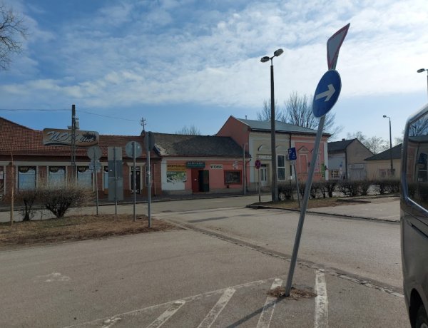 A Búza téren több KRESZ-táblát is megrongáltak