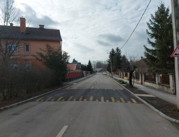 Burkolatjellel is kiegészítették a Simonyi Óbester utcánál a korábban kialakított sebességcsökkentő bordát