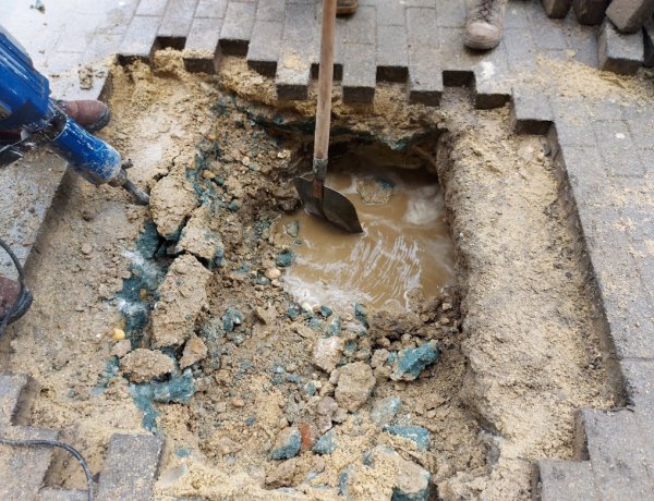 Ivóvízcső tört el a Szarvas utcán, a helyreállítási munkálatok várhatóan csütörtökön is tartanak majd