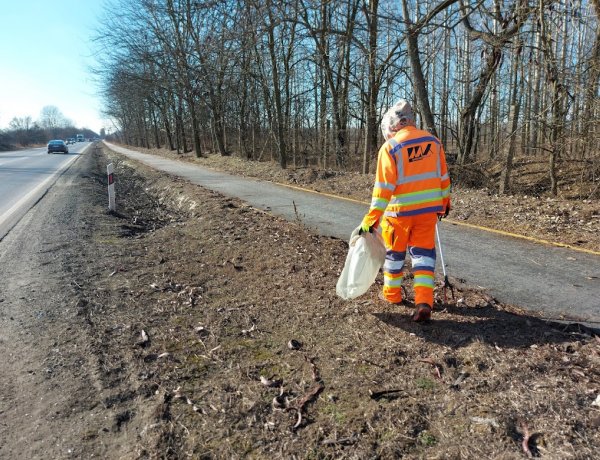 A Magyar Közút munkatársai veszélyes hulladékokat is tartalmazó szemetet távolítanak el a 4-es számú főútvonalról