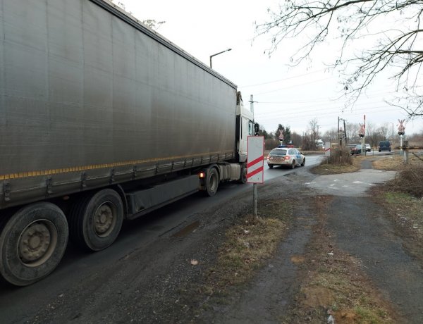 Csütörtök éjszaka egy műszaki hibás kamion lerobbant a Simai úton