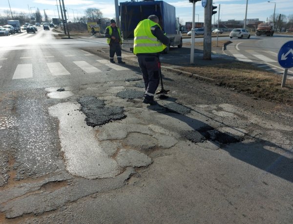 A város belső úthálózatán a NYÍRVV munkatársai kátyúztak