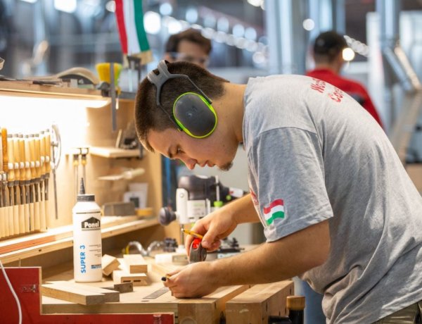 Zsigó: Nem kell személyi jövedelemadót fizetniük a 25 év alattiaknak