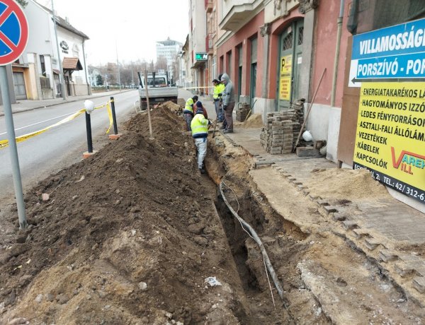 Erősáramú kábel cseréjét végezték a Bethlen Gábor és az Egyház utcánál