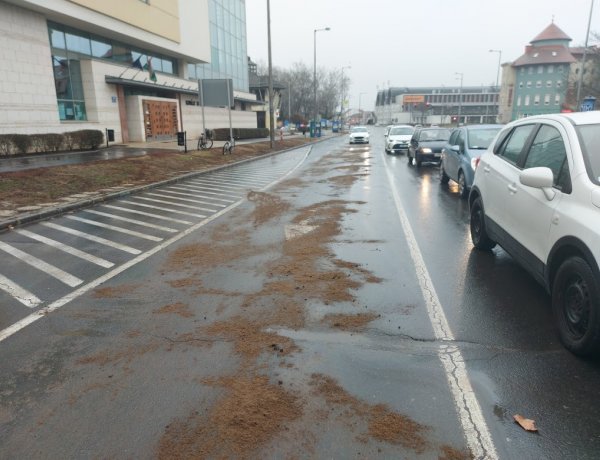 Egy ismeretlen jármű nagy mennyiségű gázolajat hagyott el a Vay Ádám körúton