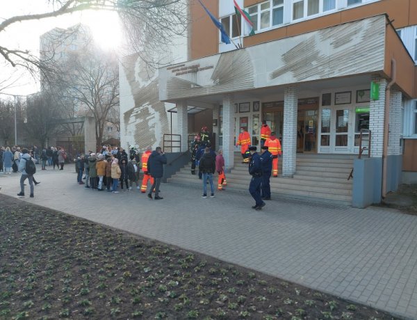 A mentők, a katasztrófavédelem és a rendőrség vonult ma nagy erőkkel egy nyíregyházi iskolához