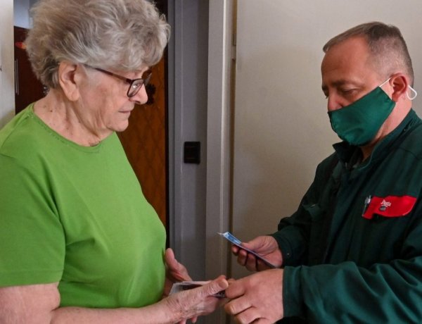 Érdemes várni a postást: megkezdődött a 13. havi nyugdíj kézbesítése