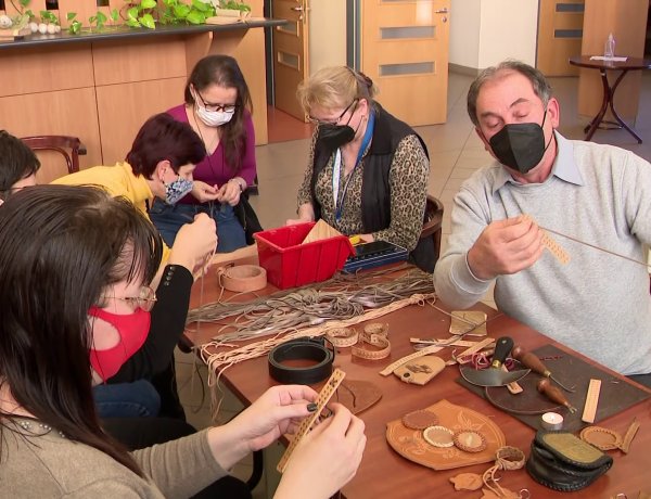 Aranykapu – Népi mesterségek a könyvtárban