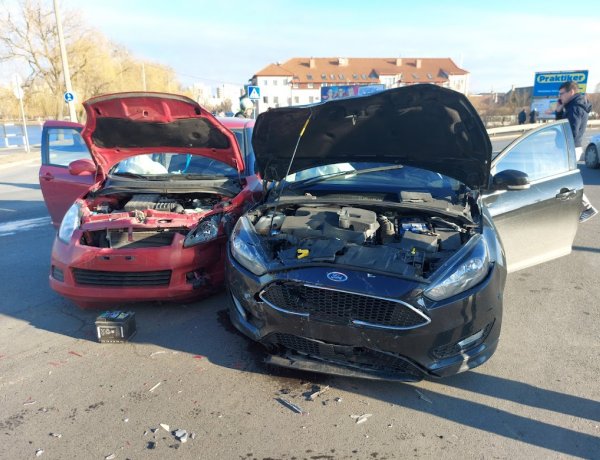 Két személyautó ütközött a László utcán