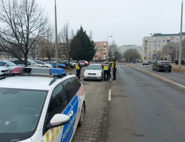 Fokozottan ellenőrzi az autósokat a rendőrség és folyamatosan szűrik ki a szabálytalankodókat