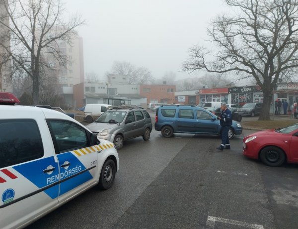 Koccanásos baleset történt péntek reggel, tolatás közben ütköztek össze a járművek