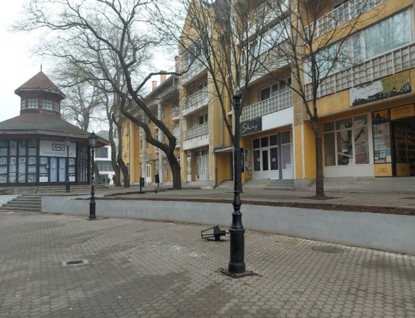 Behajtott egy személyautó a Nyírfa téren a behajtani tilos szakaszra és tolatás közben nekiment egy kandelábernek