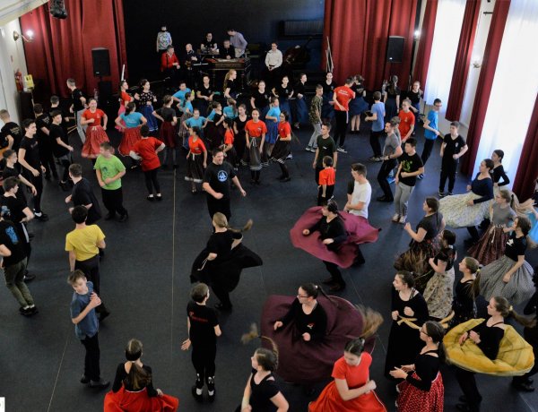 Ugróst és csárdást is táncoltak a Kölyökvárban!