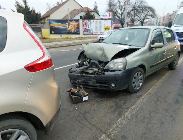 Ráfutásos baleset történt pénteken a Kert utcánál, egy gyalogátkelőhelynél