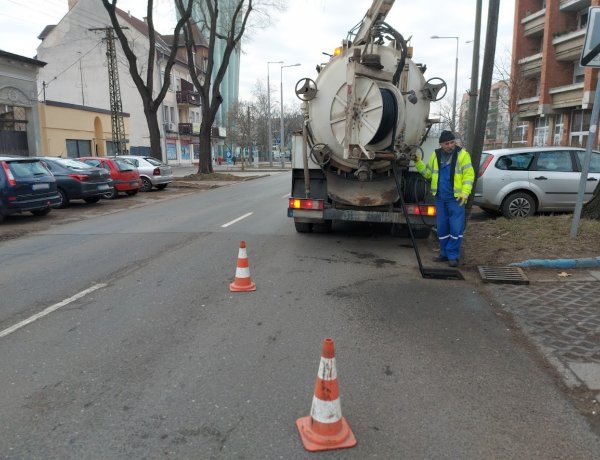 Csatornatisztítási munkálatokat végeznek a Szarvas utcán, a Kígyó utcán és az Országzászló téren