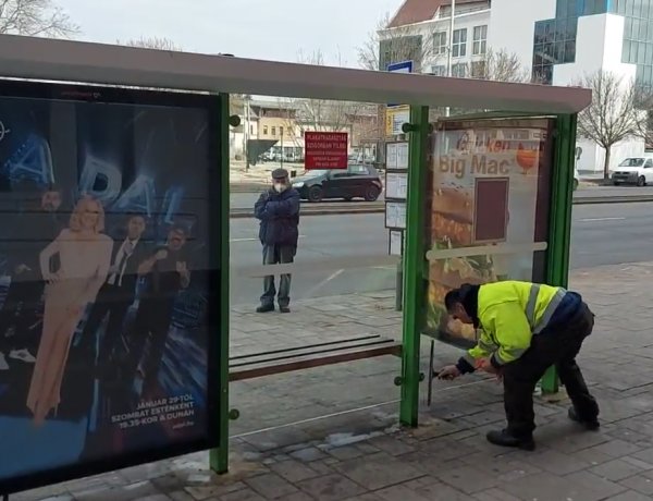 Megkezdődött a buszmegállók tavaszi tisztítása és karbantartása