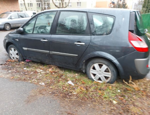 Roncsautók elszállítását végezték kedden, a város területén