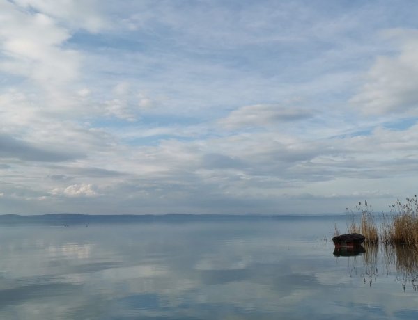 Megvastagszik a felhőzet, de csak a félősebbek vigyenek ernyőt, nem fog zuhogni