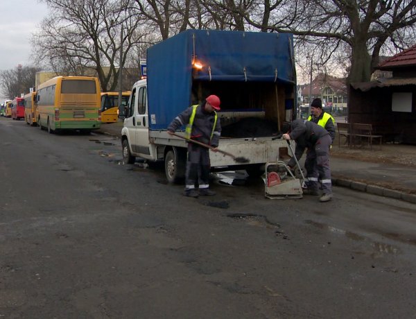 Tél végi feladatok – Városszerte folynak a kátyúzási és metszési munkálatok
